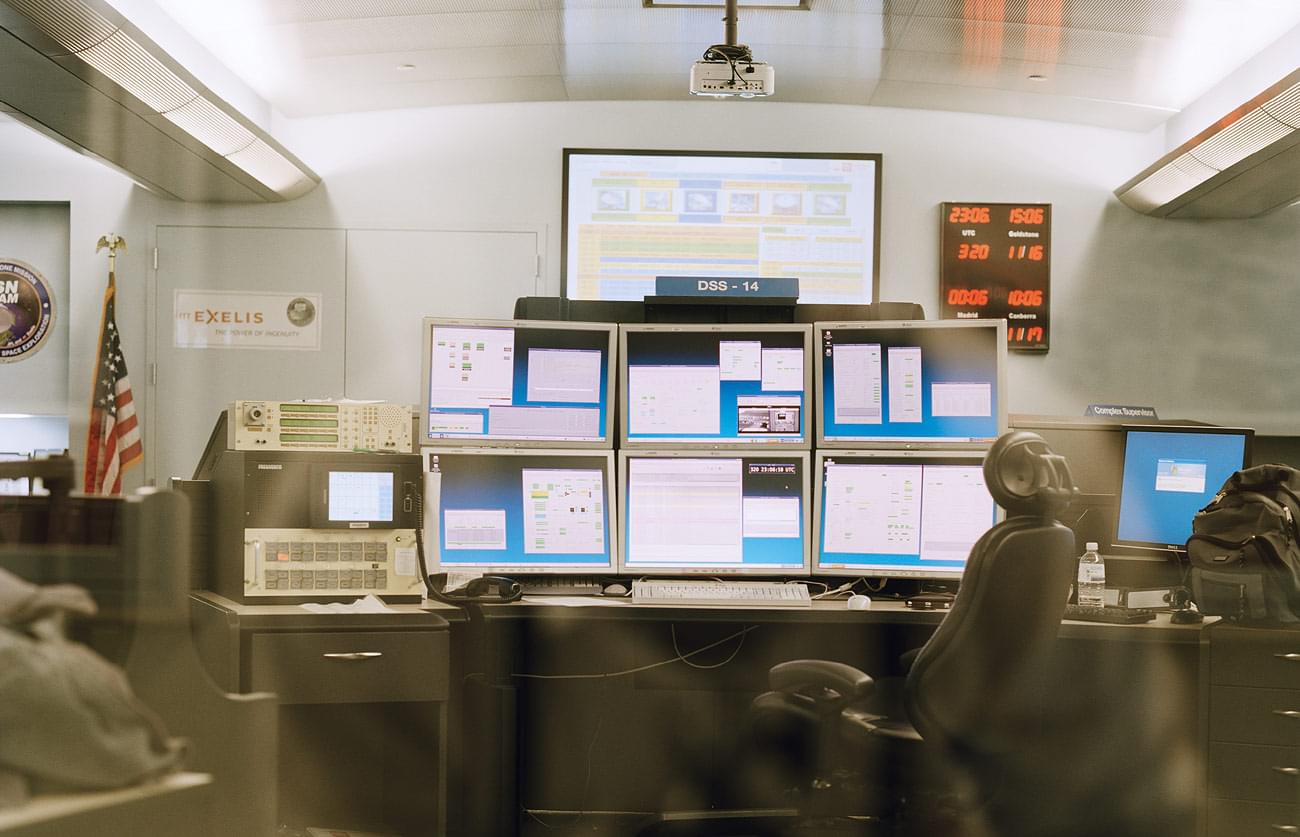Voyager – The Grand Tour - Control console of the 70 m antenna (DSS 14) in the adjacent Signal Processing Center. Radio contact (Upstream/Downstream) with Voyager 1 is maintained here.